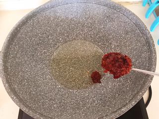 8、完美的下饭菜 腊肠烧豆腐,油烧热后加入红油豆瓣酱