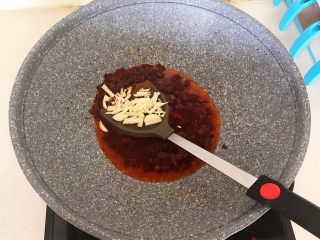 10、完美的下饭菜 腊肠烧豆腐,加入蒜丝