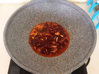 11、完美的下饭菜 腊肠烧豆腐,煸炒出香味