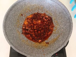 13、完美的下饭菜 腊肠烧豆腐,煸炒均匀