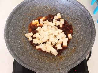 14、完美的下饭菜 腊肠烧豆腐,加入豆腐丁