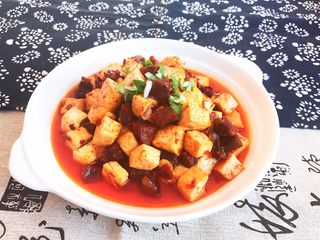 17、完美的下饭菜 腊肠烧豆腐,在腊肠烧豆腐上面撒上葱末