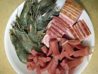 1、少油版麻辣香锅,虾洗净去背部沙线，培根肉切小块，烤肠改刀用水焯一下。