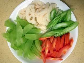 3、少油版麻辣香锅,蔬菜改刀后除莴笋外其余的菜都用水焯一下去生。