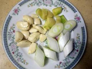 5、少油版麻辣香锅,葱，姜，蒜适量