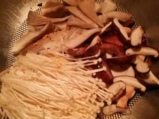 11、少油版麻辣香锅,先放入菇类蔬菜翻炒。