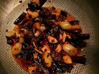 10、少油版麻辣香锅,刷锅，重新倒油把葱，姜，蒜和料包还有其他的调料倒入锅内煸香，（大家看一下这就是除了之前虾和肉类的处理外全部的用油量了）。