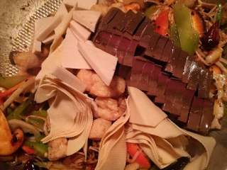 13、少油版麻辣香锅,这步要放入提前焯过水的鸭血和豆制品了，继续翻炒。