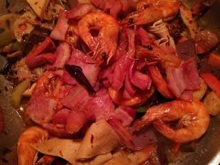 14、少油版麻辣香锅,现在再把我们之前过油的虾和肉类放入翻炒。