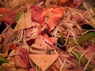 15、少油版麻辣香锅,最后放入豆芽还有莴笋并调理一下味道，因为之前的酱料里已经含盐，所以最后再根据自己的口味加入糖，盐，鸡精，耗油，生抽，香油等调料，。