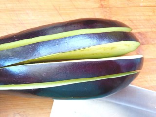 3、凉拌茄子,茄子顺长切三刀，