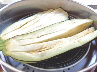 5、凉拌茄子,装盘，上锅蒸15分钟