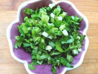 9、凉拌茄子,香葱，香菜切碎备用