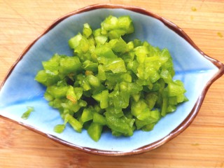 10、凉拌茄子,青椒切碎备用