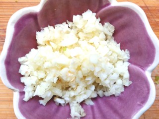 11、凉拌茄子,蒜切碎备用