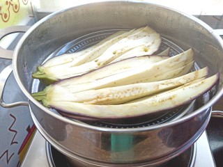 12、凉拌茄子,茄子蒸好关火，放凉