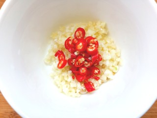 13、凉拌茄子,蒜和米辣放入碗中