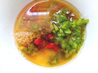 18、凉拌茄子,加入少许凉白开水，盐味精