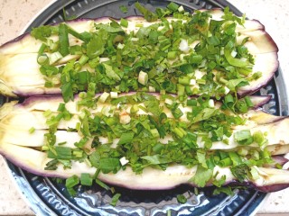21、凉拌茄子,茄子凉后撒上香葱，香菜