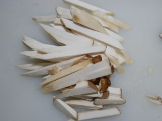1、葱烧蘑菇，传统鲁菜,在切成长条。