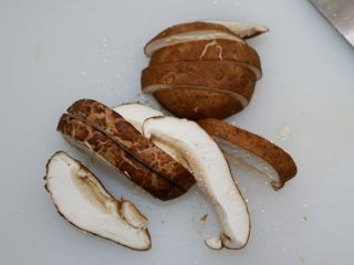 2、葱烧蘑菇，传统鲁菜,香菇切成根杏鲍菇一样粗细的条