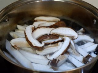 4、葱烧蘑菇，传统鲁菜,菌菇放入开水中焯烫一遍