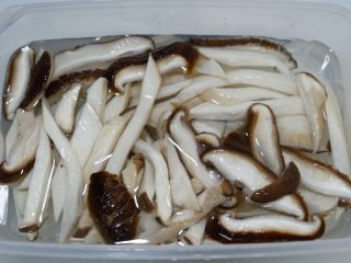 5、葱烧蘑菇，传统鲁菜,焯好之后用冷水过凉，凉透后取出沥干水备用