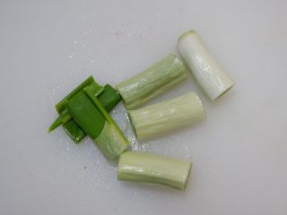 6、葱烧蘑菇，传统鲁菜,大葱切成长段