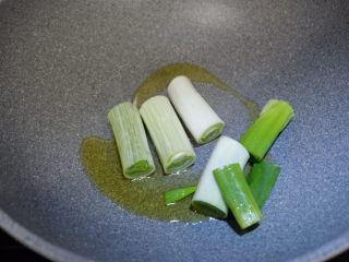 7、葱烧蘑菇，传统鲁菜,锅中放油，下入葱段，炒出香味至葱段微焦