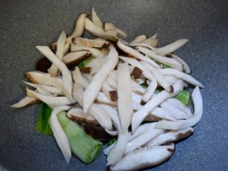 8、葱烧蘑菇，传统鲁菜,然后加入沥干水的菌类。