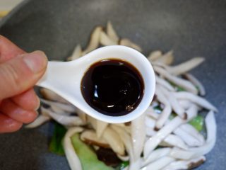 9、葱烧蘑菇，传统鲁菜,翻炒均匀后，加入蚝油