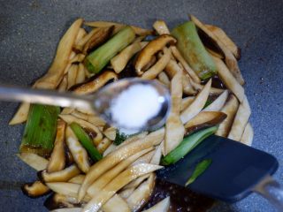 12、葱烧蘑菇，传统鲁菜,盐、