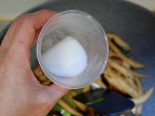 13、葱烧蘑菇，传统鲁菜,最后淋上水淀粉勾芡即可