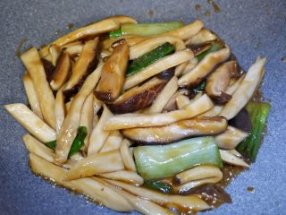 14、葱烧蘑菇，传统鲁菜,翻炒均匀即可