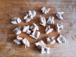 4、干锅肥肠,将煮熟的肥肠切段。