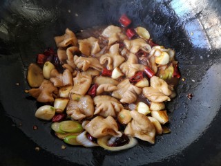 16、干锅肥肠,大火翻炒至肥肠上色，汤基本收干。