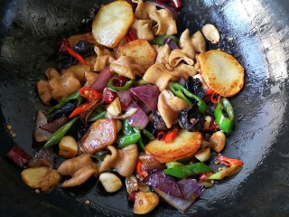 18、干锅肥肠,翻炒均匀。