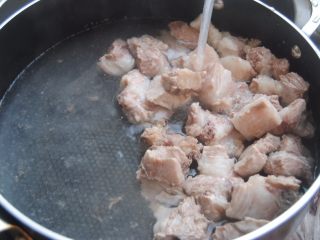 5、香菇莲藕炖排骨,冲干净沫子备用