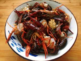 1、麻辣小龙虾,首先处理小龙虾,将小龙虾的头部剪去,再剔除虾肠,用手捏住龙虾尾部中间的尾片,上下扭动往外一抽,虾肠就出来了。