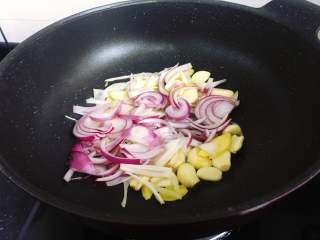 7、麻辣小龙虾,锅中留少许油,烧热后放入切好的洋葱、姜片、大蒜和大葱,炒出香味。