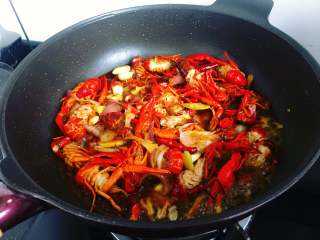 10、麻辣小龙虾,然后加入适量的啤酒,盖上锅盖,大火烧开后转中火焖煮15-20分钟左右。