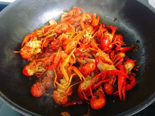 11、麻辣小龙虾,还剩一点汤汁的时候撒上少许鸡精炒匀即可出锅。