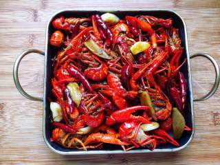 12、麻辣小龙虾,将做好的麻辣小龙虾装入盘子里。