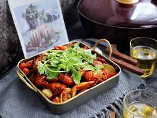 13、麻辣小龙虾,撒上少许香菜即可开吃!
