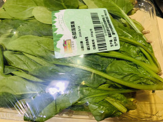 1、凉拌菠菜粉丝,菠菜一盒待用，吃多少洗多少，剩下的继续包好放冷藏；