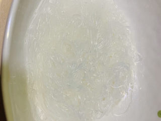 4、凉拌菠菜粉丝,捞起来，用凉开水冲一下，待用；