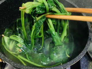 7、凉拌菠菜粉丝,菠菜洗净，锅里水烧开时，放入灼水30秒；