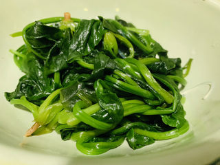 8、凉拌菠菜粉丝,捞起放碗里待用，加了盐和油焯水，菠菜会保持翠绿；