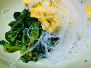 11、凉拌菠菜粉丝,菠菜，粉丝，蛋皮放大碗里；