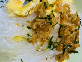 13、凉拌菠菜粉丝,加入碗里；